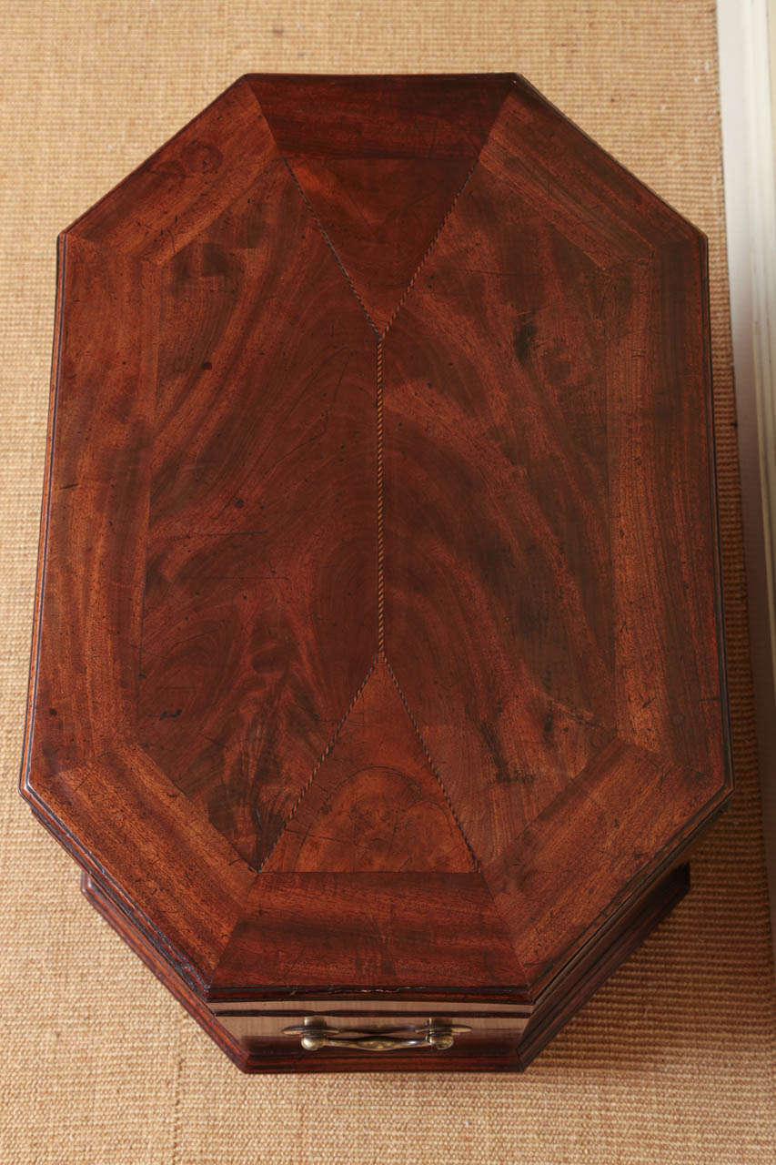 Chippendale Period Flame Grain Mahogany Octagonal Cellarette, English circa 1760 In Excellent Condition In New York, NY