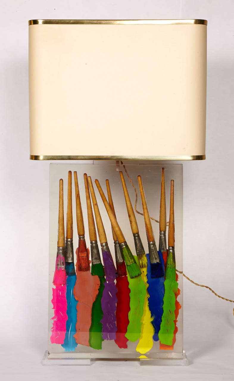 Énorme paire de lampes en Lucite avec des inclusions.
Les ombres ne sont pas fournies.
Les dimensions sont données au sommet de la douille.