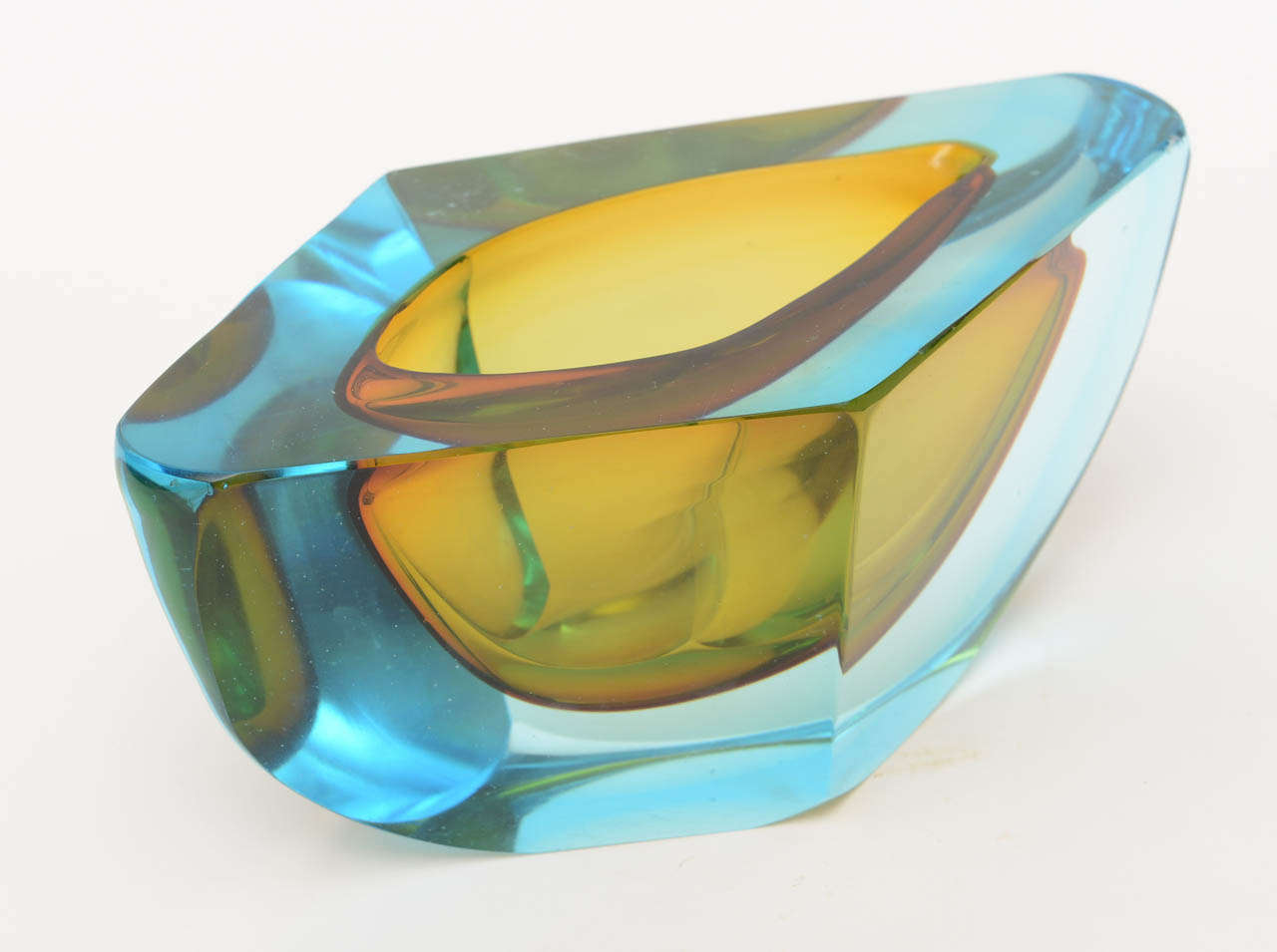 Turquoise to chartreuse in layers of sommerso glass make up this incredibly
heavy and seductively luscious glass Italian bowl. It is by Tiozzo and Ferro.
Stellar color and form!!!

It has a triangular elongated form... Italian all the way!!