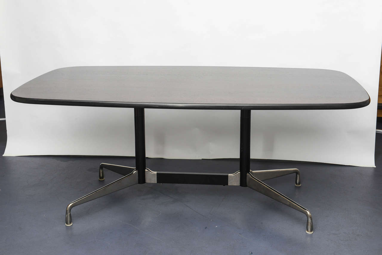 Charles et Ray Eames designer pour Herman Miller Aluminium Group. Exécuté par Vitra.
Table de conférence dotée d'un grand plateau ovale et d'un solide piètement en aluminium.
Label sur la face inférieure.
