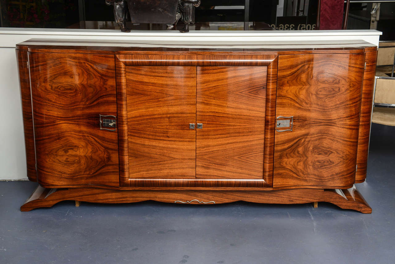 Light and excellent  mahogany  this Art Deco sideboard, is curved and movemented on the front part which give to this piece of furniture a bright and elegant design.
The Front Part is harmoniously movemented, inside, the shelves are following the