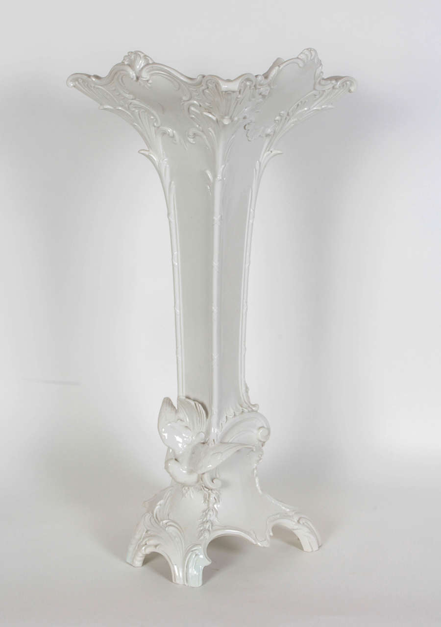 Ce grand vase élancé en porcelaine blanche de Chine a été fabriqué vers 1910 à Berlin par KPM, et a probablement été conçu par Alexander Kips. Mélangeant des éléments des styles Art nouveau et Rococo, il évoque le raffinement du design allemand de