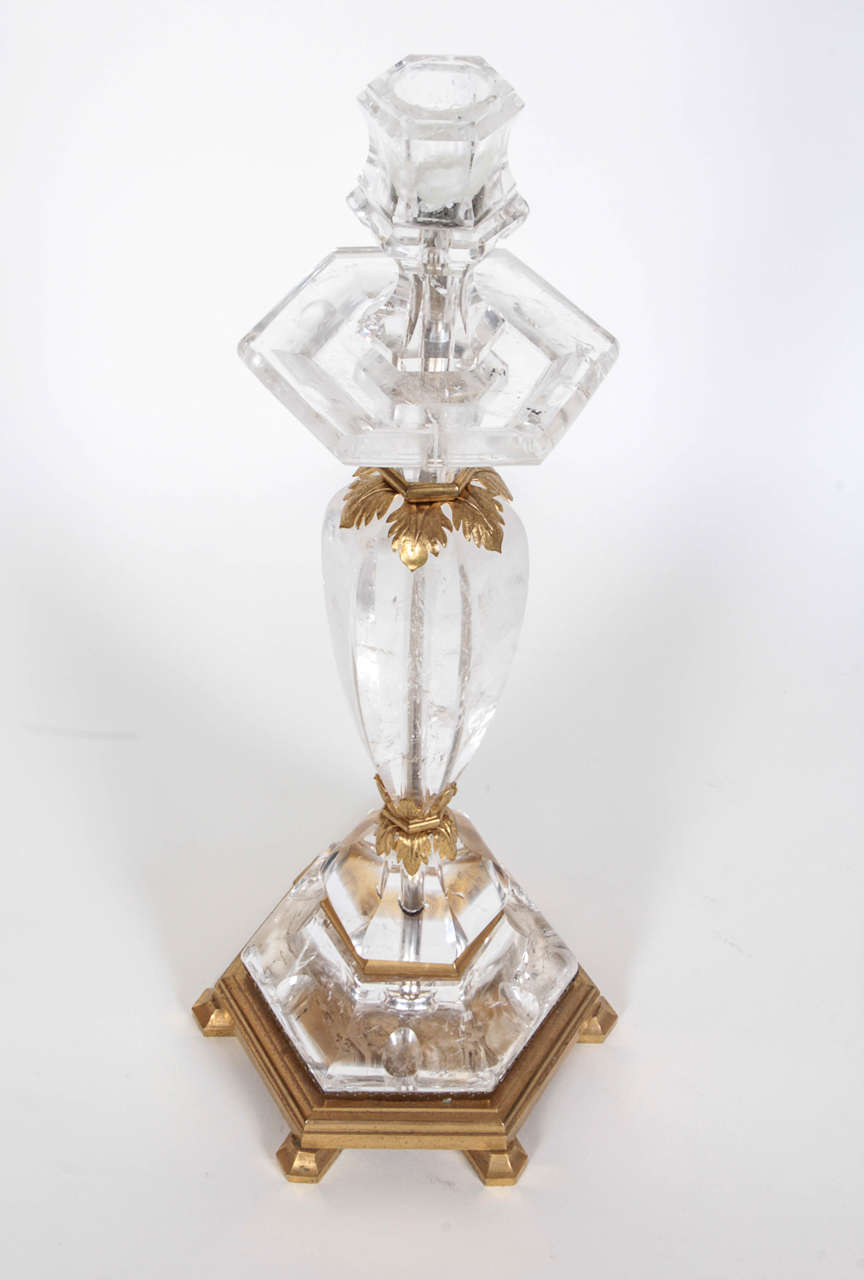 Pareja de candeleros franceses de cristal de roca y bronce dorado Circa 1950 mediados del siglo XX en venta