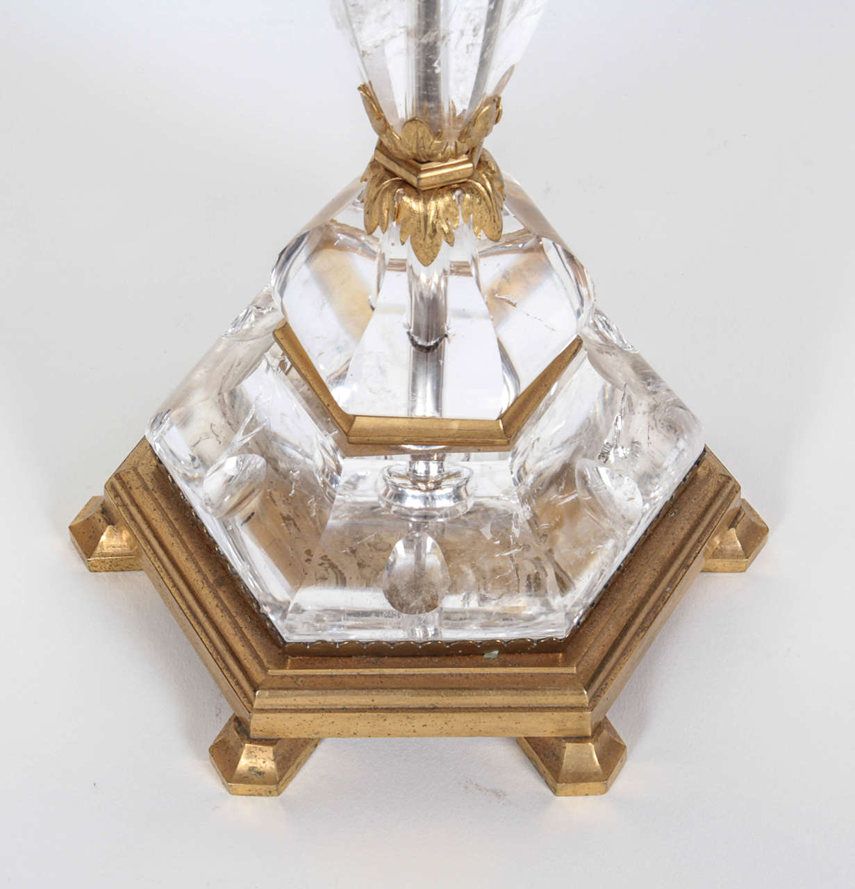 Cristal de roche Paire de chandeliers français en cristal de roche et bronze doré Circa 1950 en vente