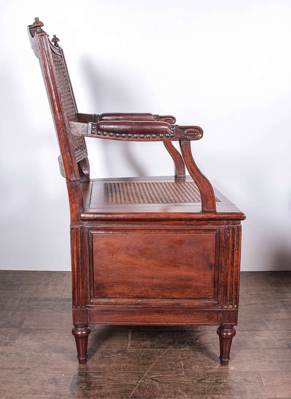 Louis XVI Chaise Percée In Good Condition For Sale In New York, NY