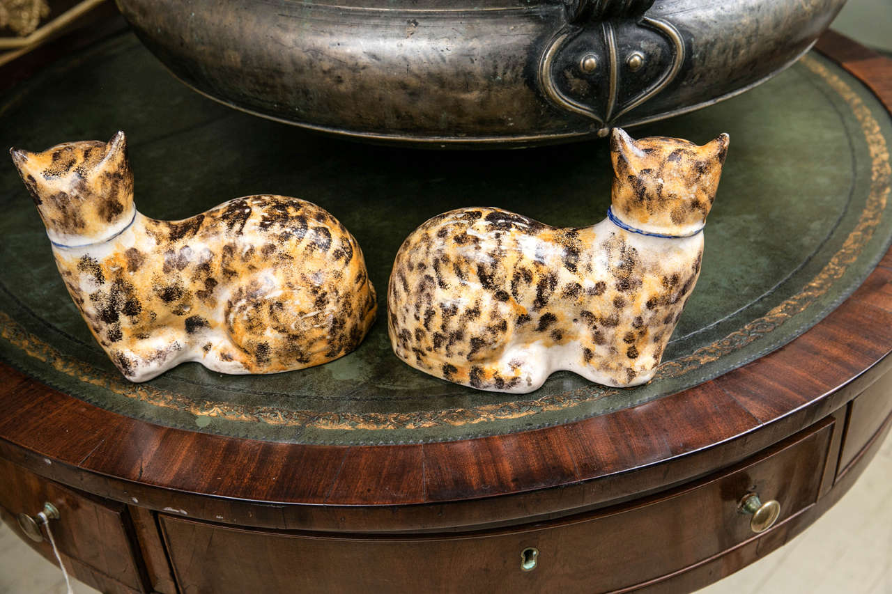 Pair of Staffordshire Pottery Cats In Excellent Condition In Woodbury, CT