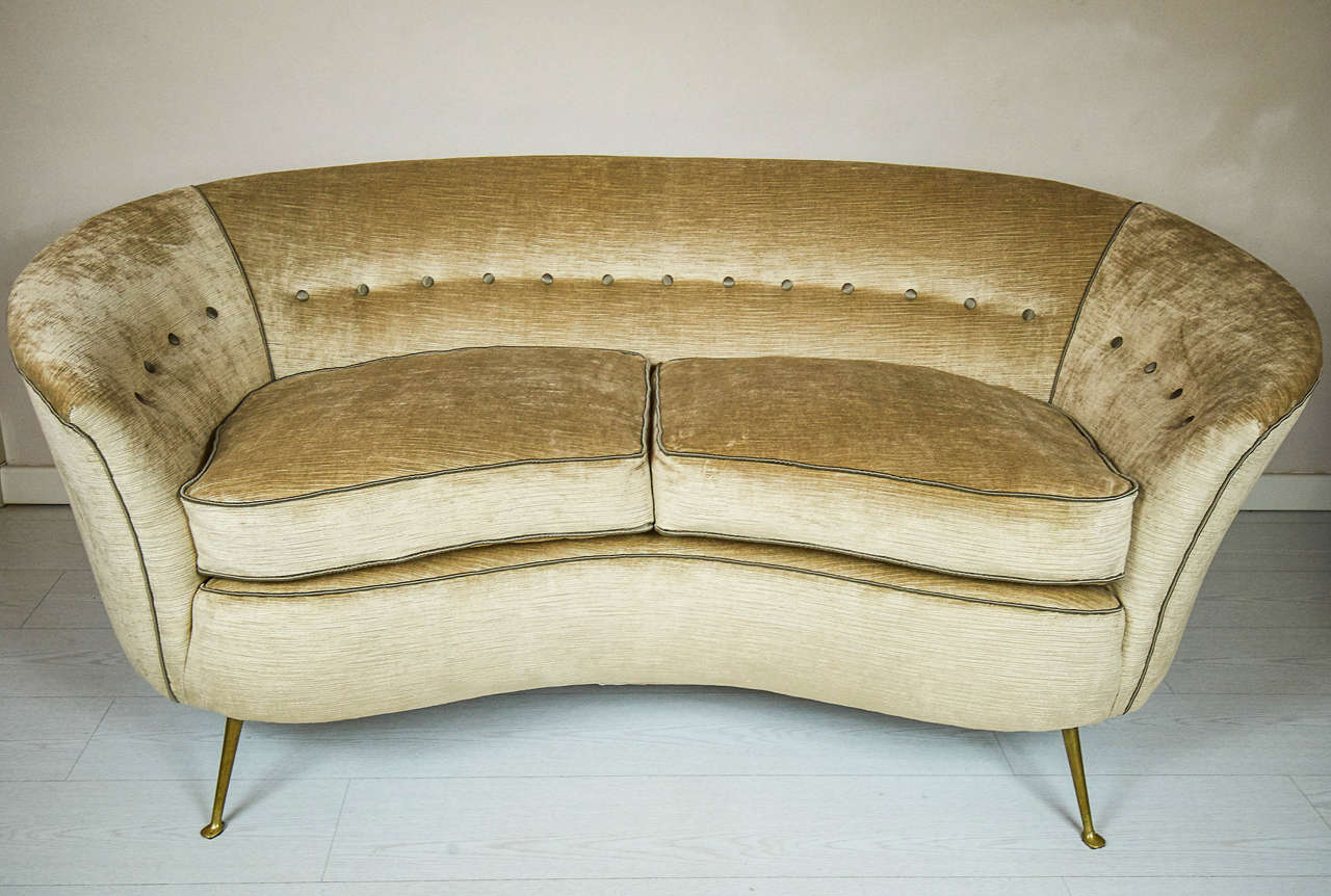 Curved pretty shaped sofa with bronze cust feet.
Newly upholstered with a champagne cotton velvet.
Manufacture Lenzi Quarrata, Italia, 1950.