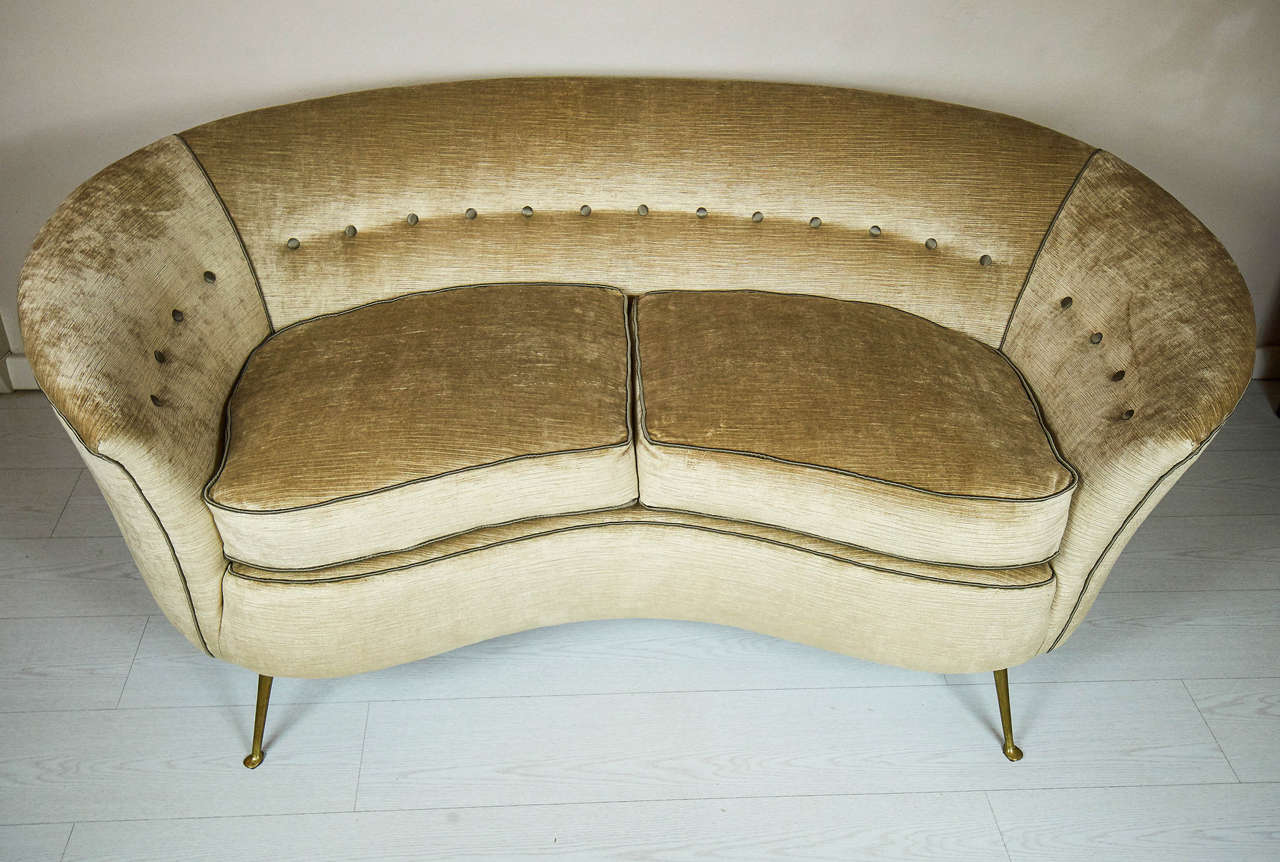 Mid-Century Modern Pretty Italian Two-Seat Curved 1950s Sofa by Lenzi 