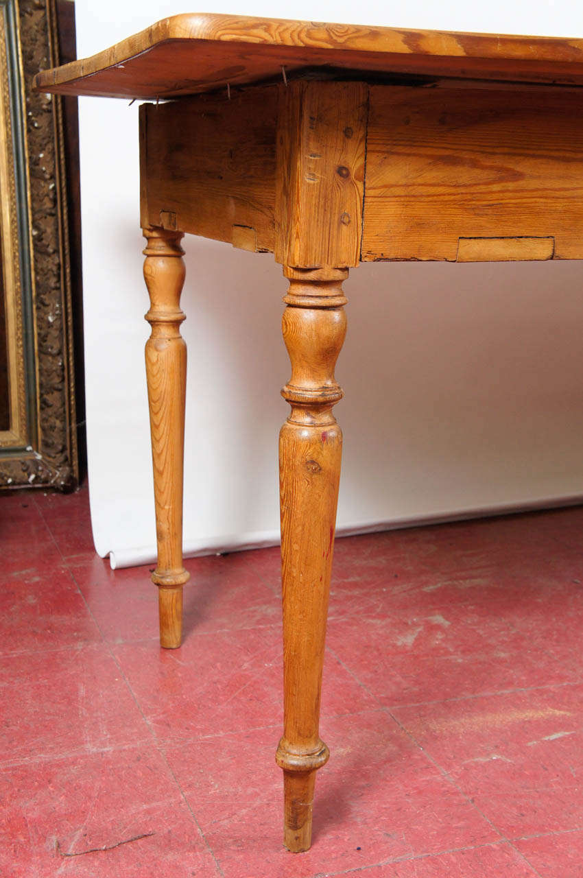 19h Century English Pine Country Table In Good Condition In Sheffield, MA