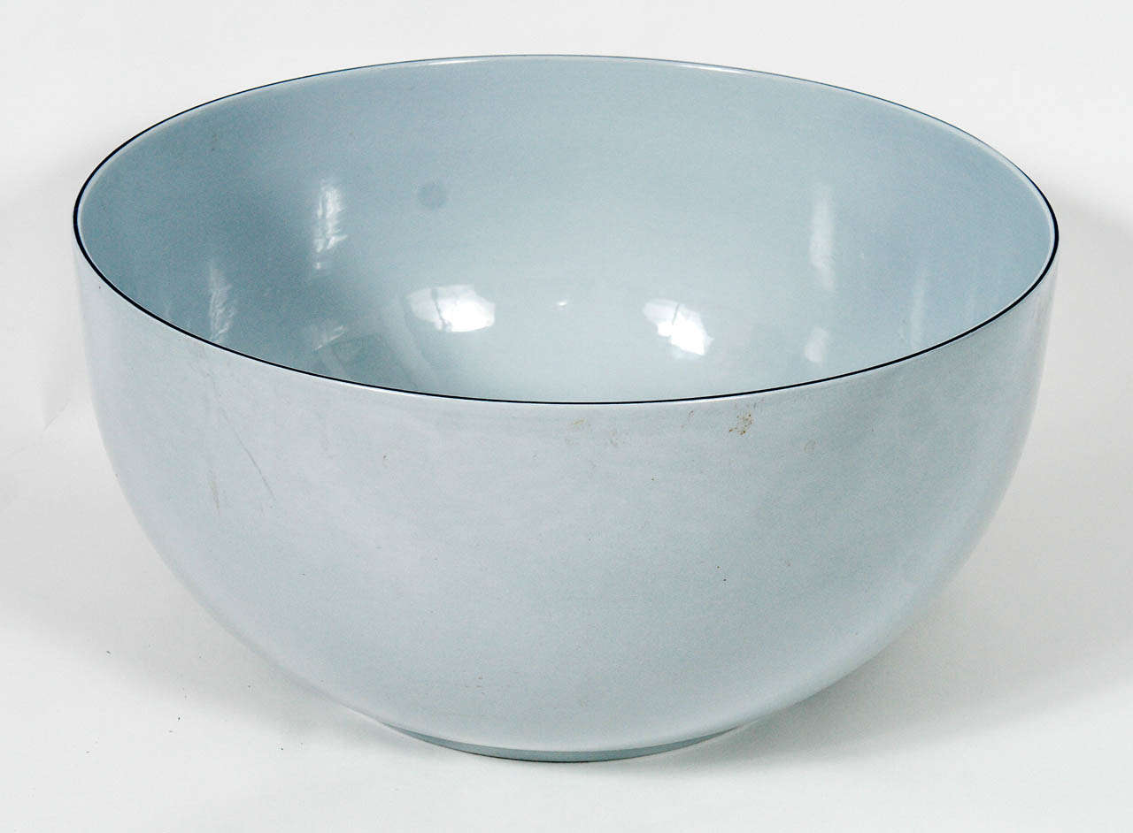 Clean & elegant best describes this wonderful bowl by Royal Copenhagen. With a diameter of 17
