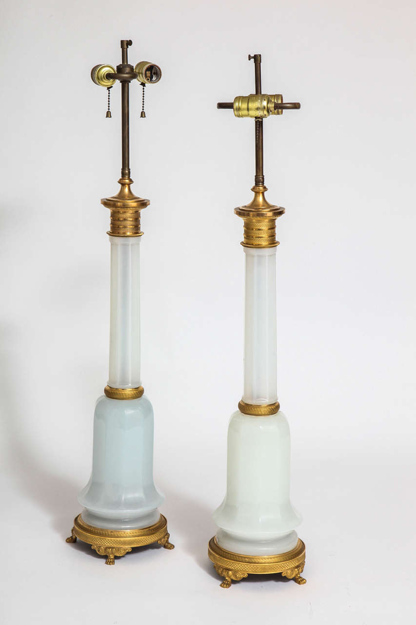Paire de lampes anciennes Louis XVI en opaline blanche facettée et bronze doré, avec une découpe à la roue en cuivre. Le bronze doré est finement ciselé à la main et décoré dans le style Louis XVI.

Dimensions 
Hauteur avec l'électricité