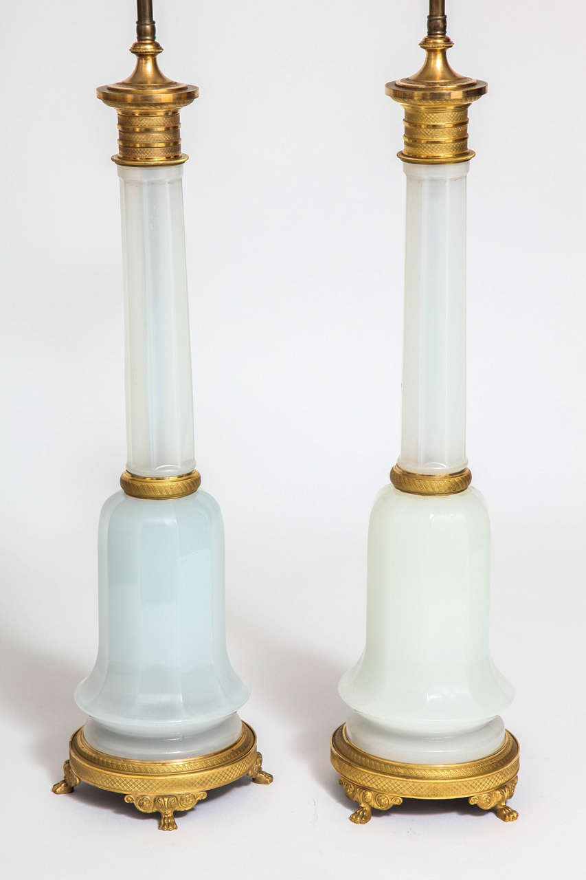 Français Paire de lampes françaises anciennes Louis XVI en opaline blanche à facettes et bronze doré en vente