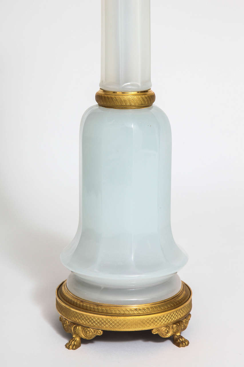 Paire de lampes françaises anciennes Louis XVI en opaline blanche à facettes et bronze doré Bon état - En vente à New York, NY