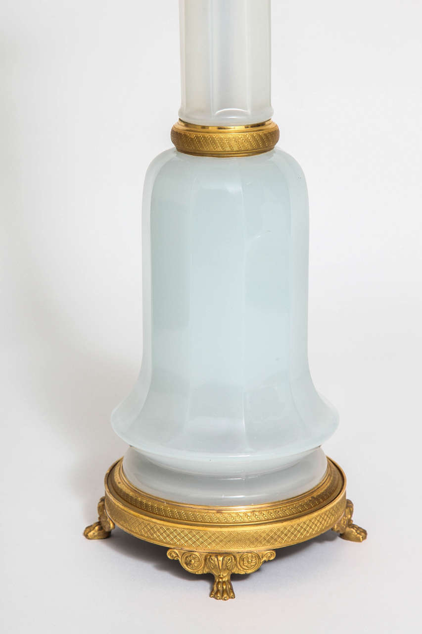 Bronze Paire de lampes françaises anciennes Louis XVI en opaline blanche à facettes et bronze doré en vente