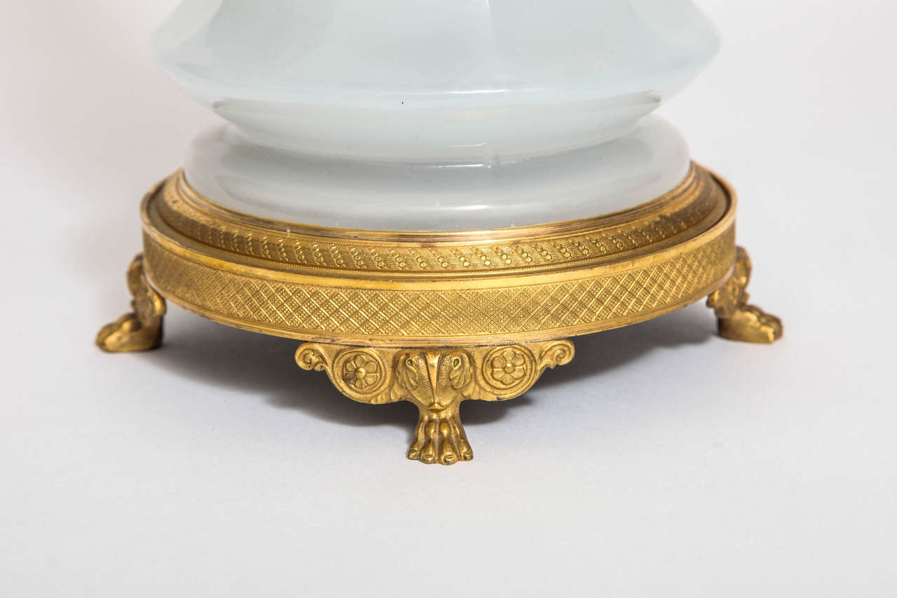 Paire de lampes françaises anciennes Louis XVI en opaline blanche à facettes et bronze doré en vente 1