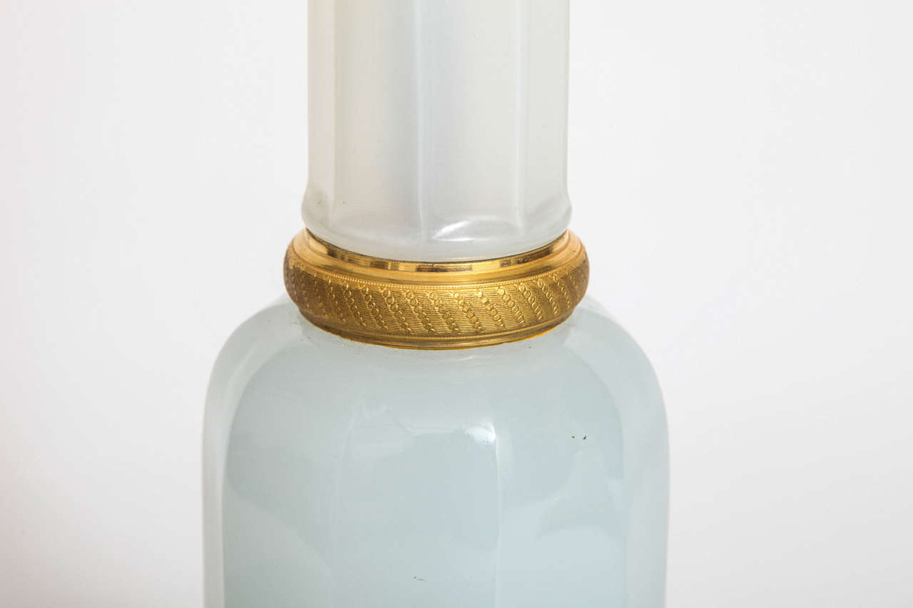 Paire de lampes françaises anciennes Louis XVI en opaline blanche à facettes et bronze doré en vente 2