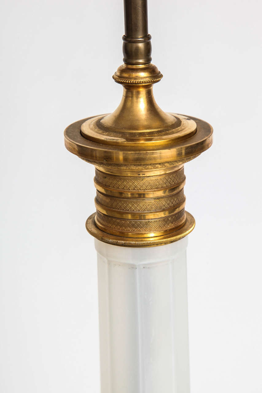 Paire de lampes françaises anciennes Louis XVI en opaline blanche à facettes et bronze doré en vente 3