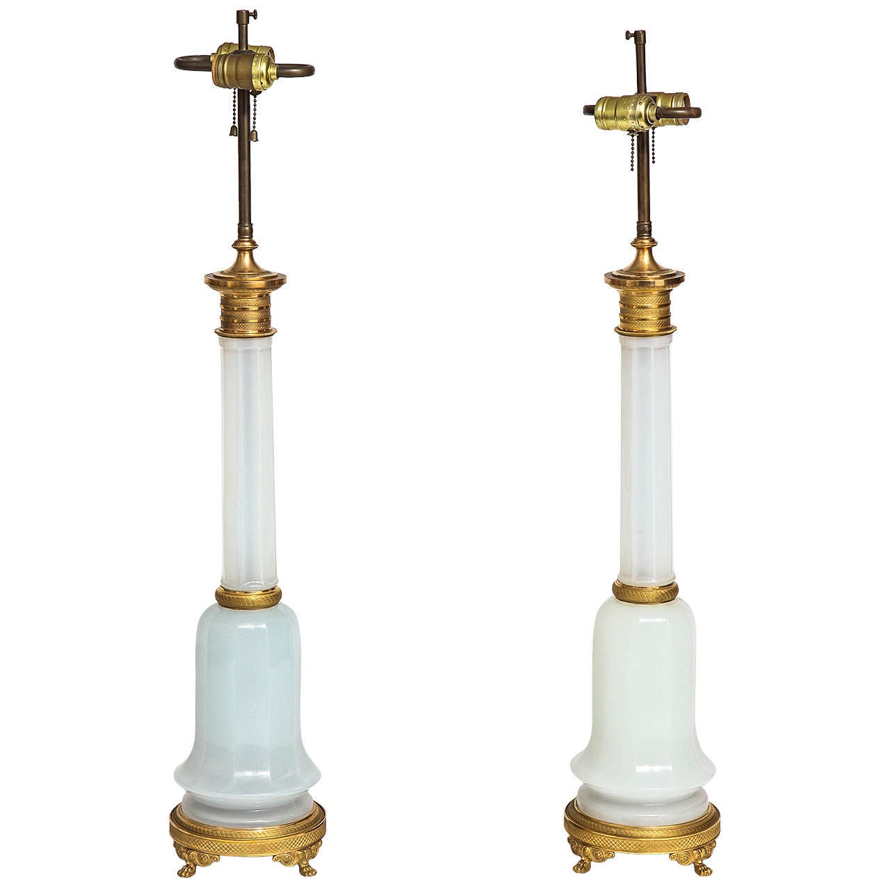 Paar antike französische Louis-XVI-Lampen aus facettiertem weißem Opal und vergoldeter Bronze