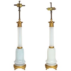Paire de lampes anciennes Louis XVI françaises en opaline blanche à facettes et bronze doré