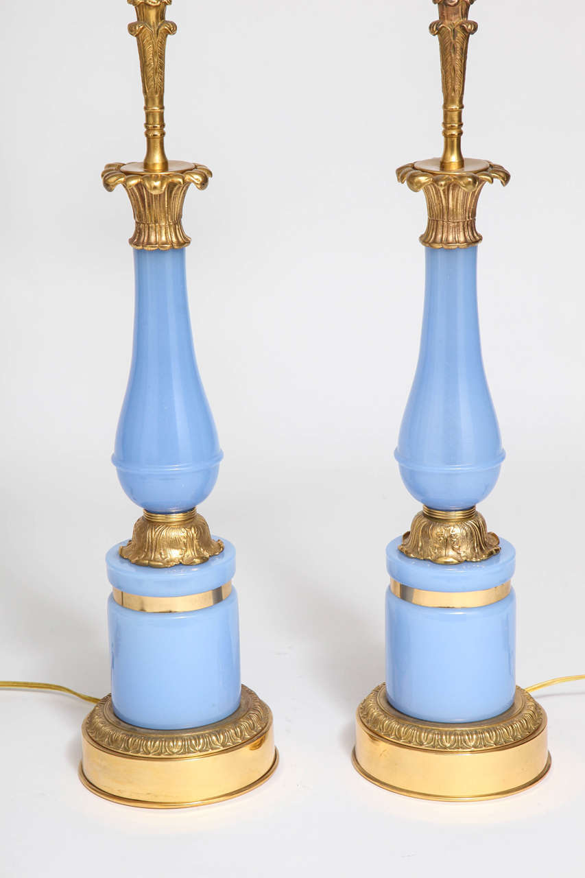 Néoclassique Paire de lampes françaises anciennes en opaline bleue et bronze doré en vente