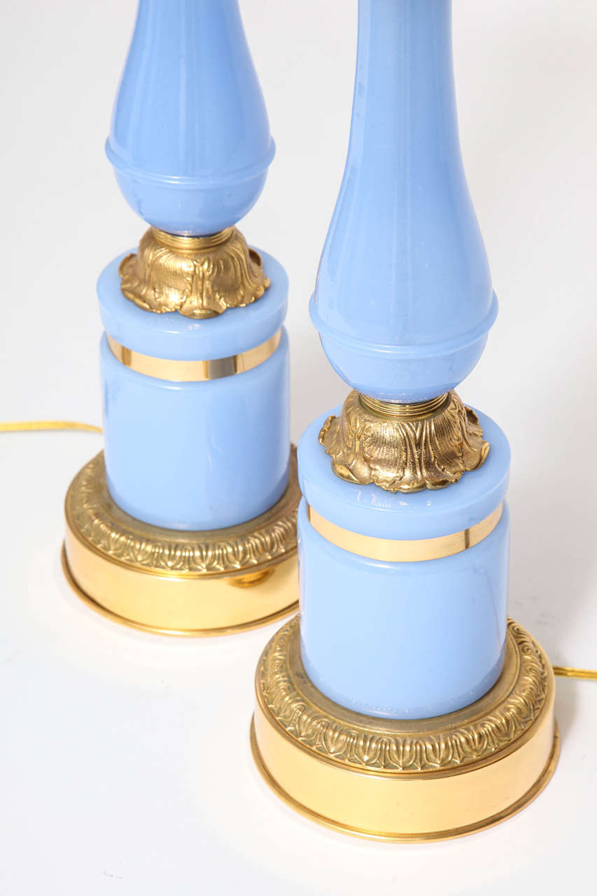 Doré Paire de lampes françaises anciennes en opaline bleue et bronze doré en vente