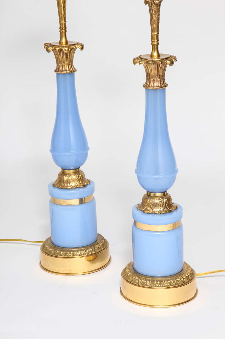 Paire de lampes françaises anciennes en opaline bleue et bronze doré Bon état - En vente à New York, NY