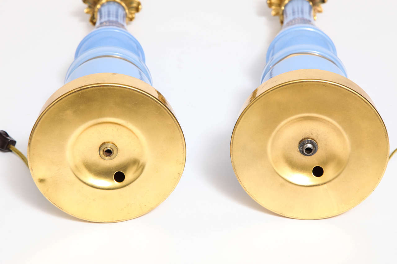 XIXe siècle Paire de lampes françaises anciennes en opaline bleue et bronze doré en vente