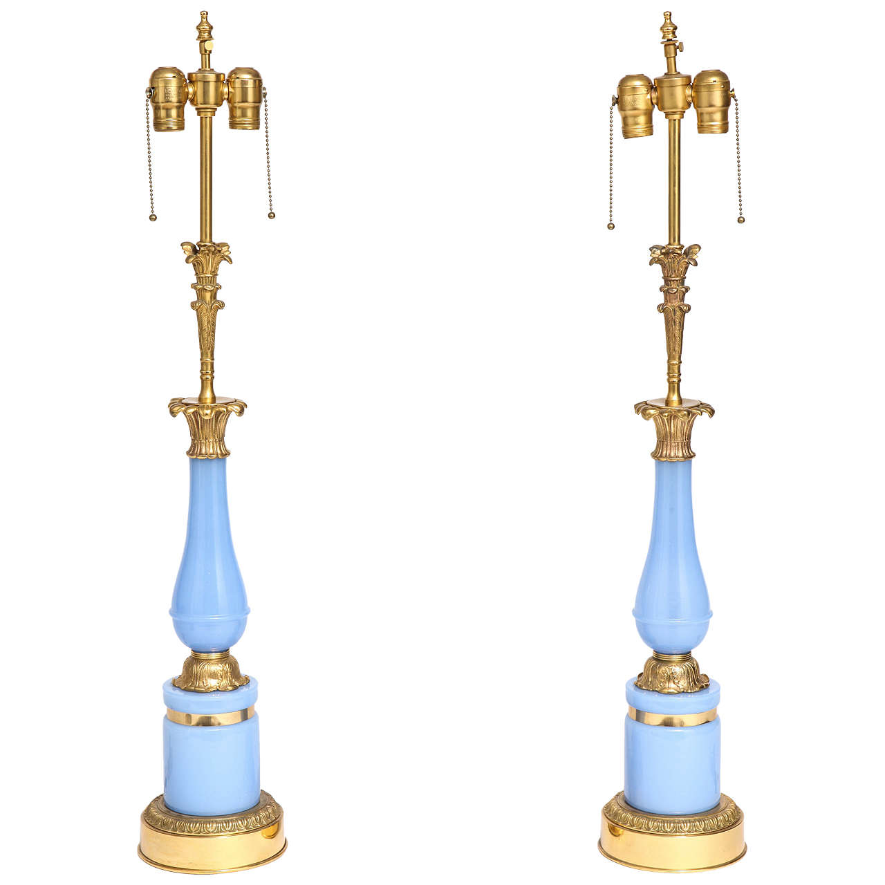 Paire de lampes françaises anciennes en opaline bleue et bronze doré en vente