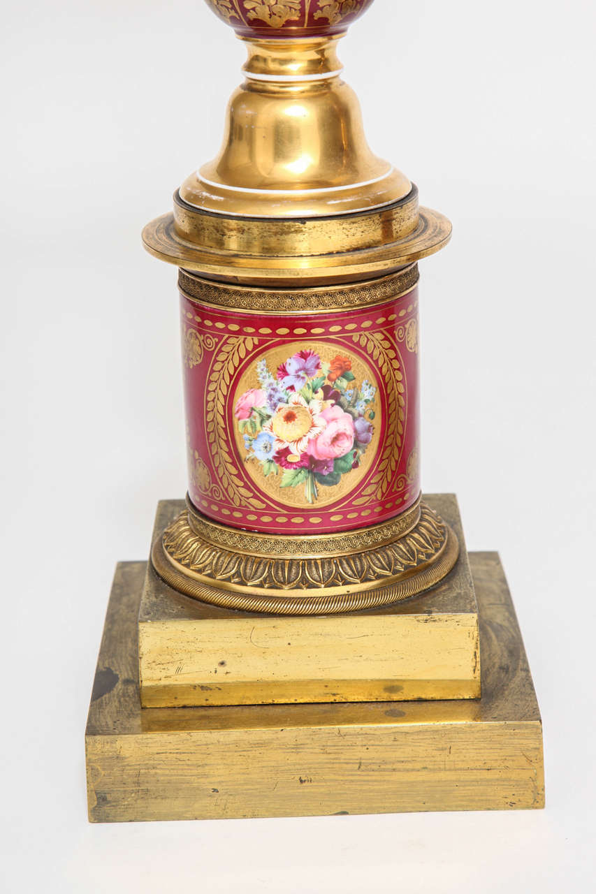 Néoclassique Paire de lampes anciennes en porcelaine Empire et ornementation de bronze en vente