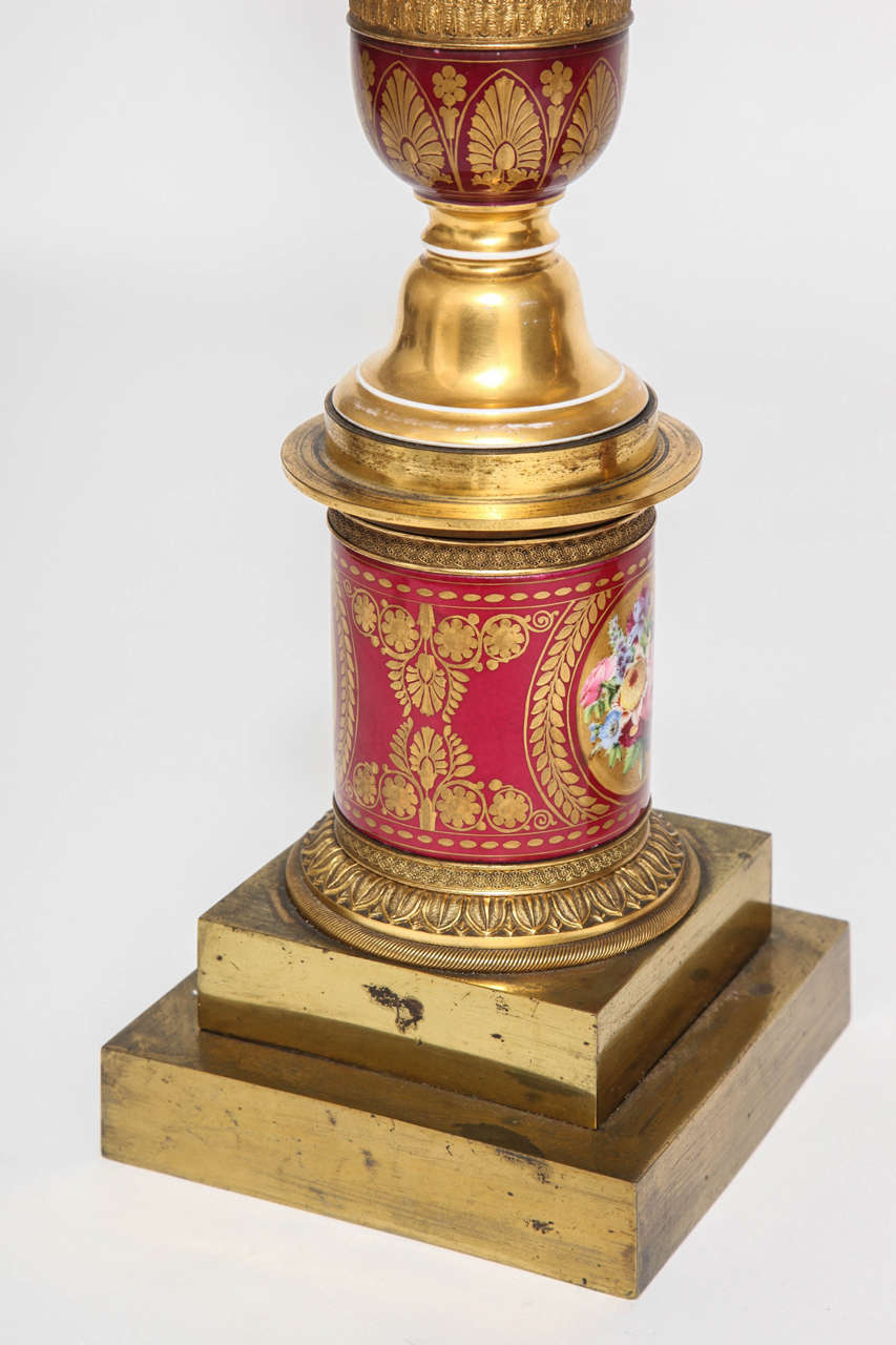 Paar antike französische Empire-Lampen aus Porzellan und mit Ormolu-Montierung (Französisch) im Angebot