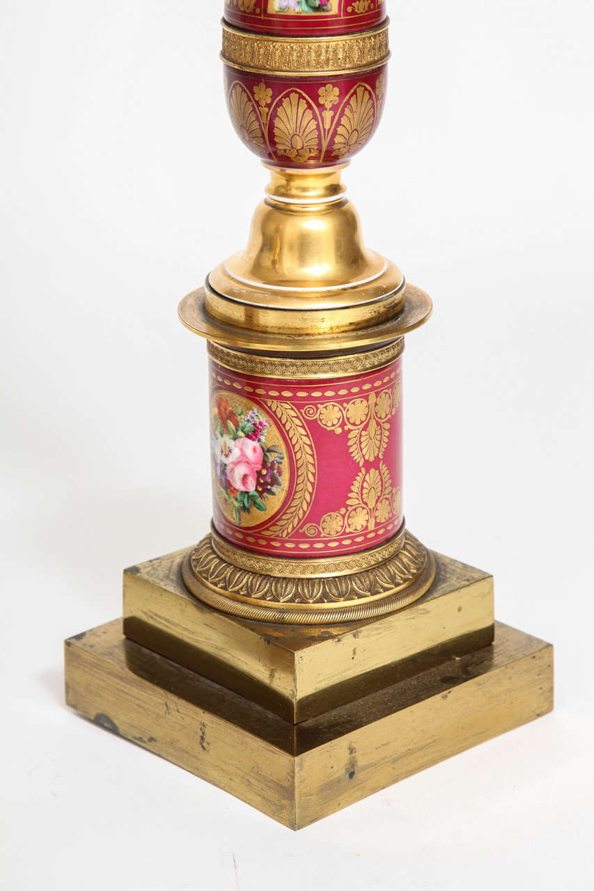 Paar antike französische Empire-Lampen aus Porzellan und mit Ormolu-Montierung (19. Jahrhundert) im Angebot