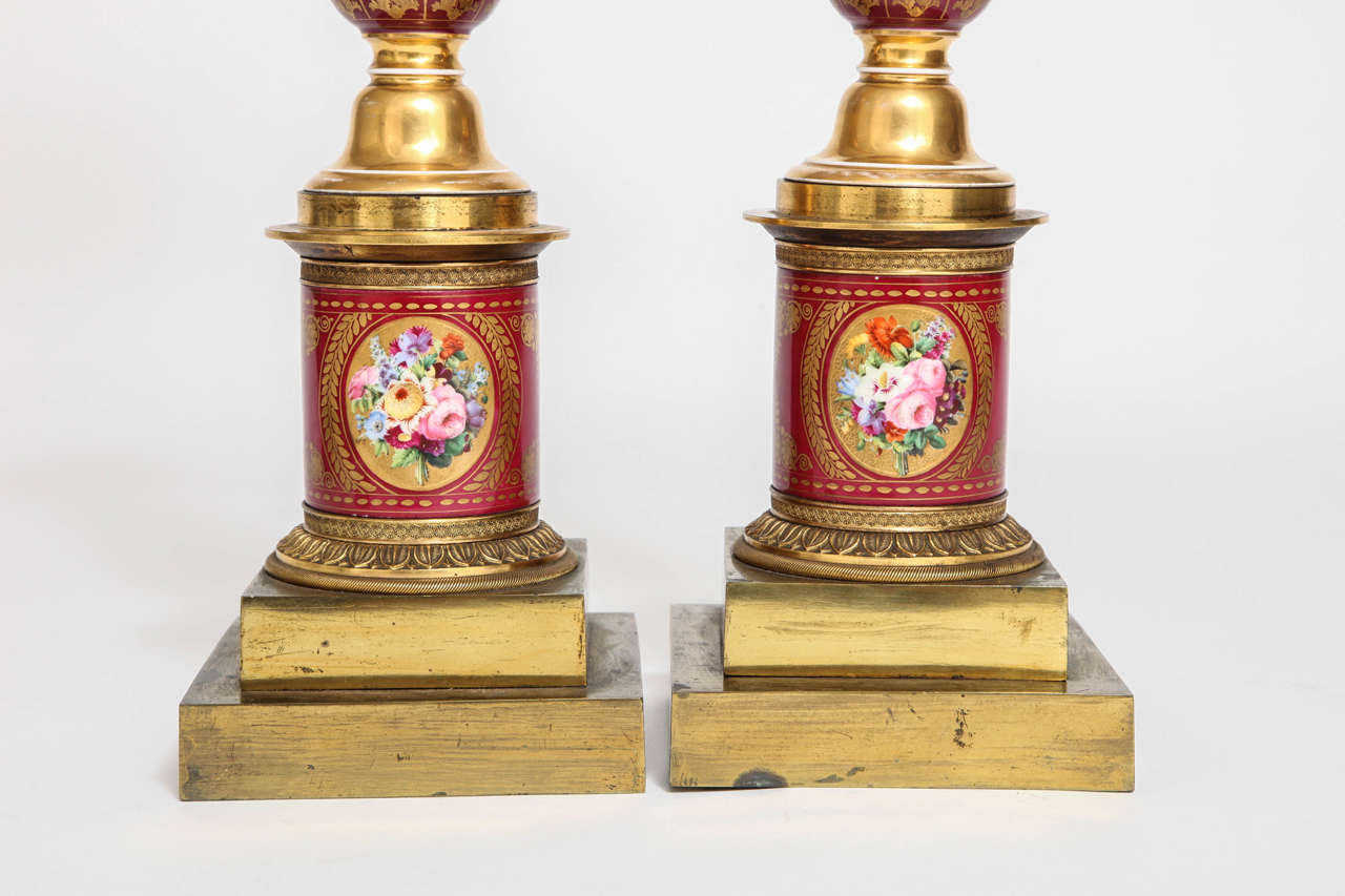 Paar antike französische Empire-Lampen aus Porzellan und mit Ormolu-Montierung (Goldbronze) im Angebot
