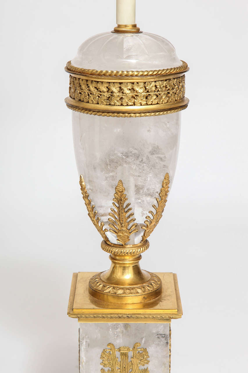 Néoclassique Paire de lampes anciennes néoclassiques françaises en cristal de roche et ormolu en vente