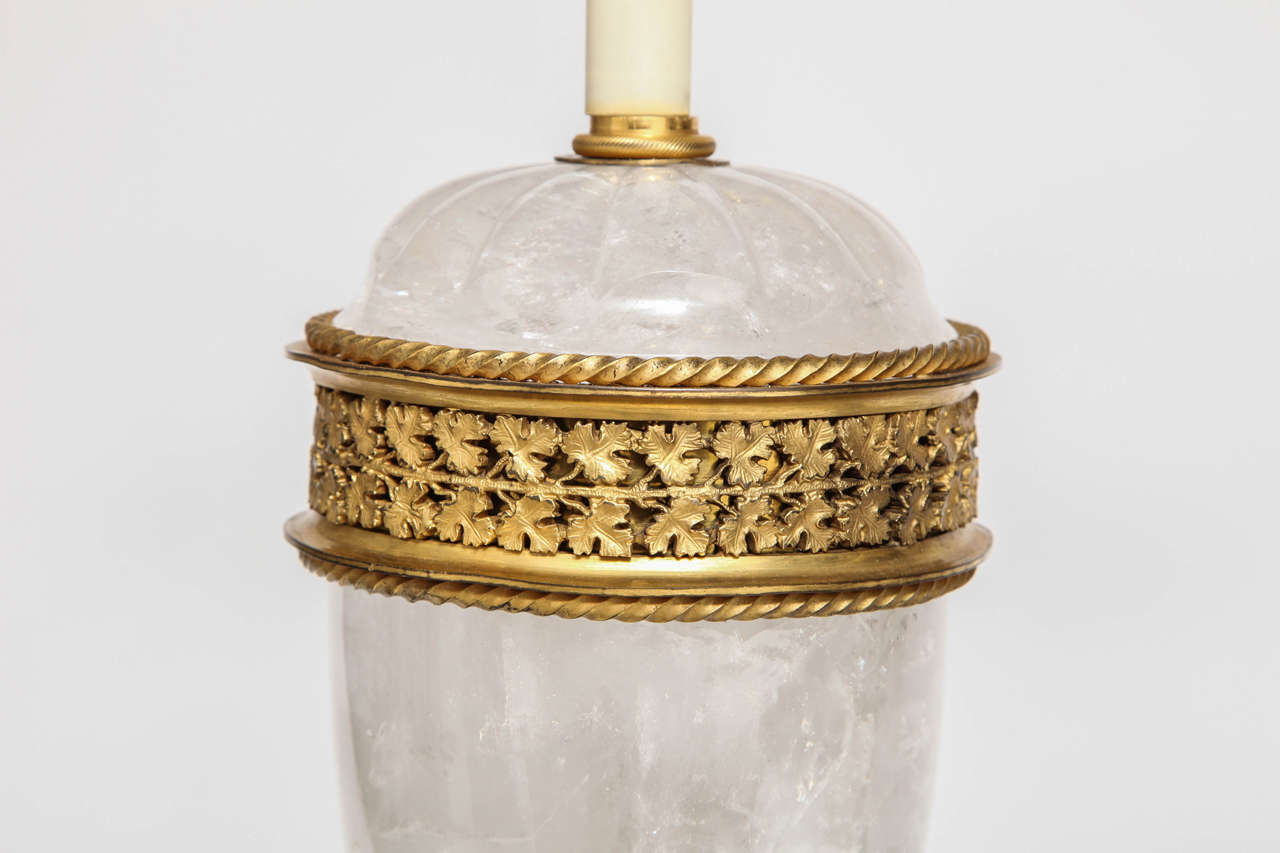 Paire de lampes anciennes néoclassiques françaises en cristal de roche et ormolu Excellent état - En vente à New York, NY