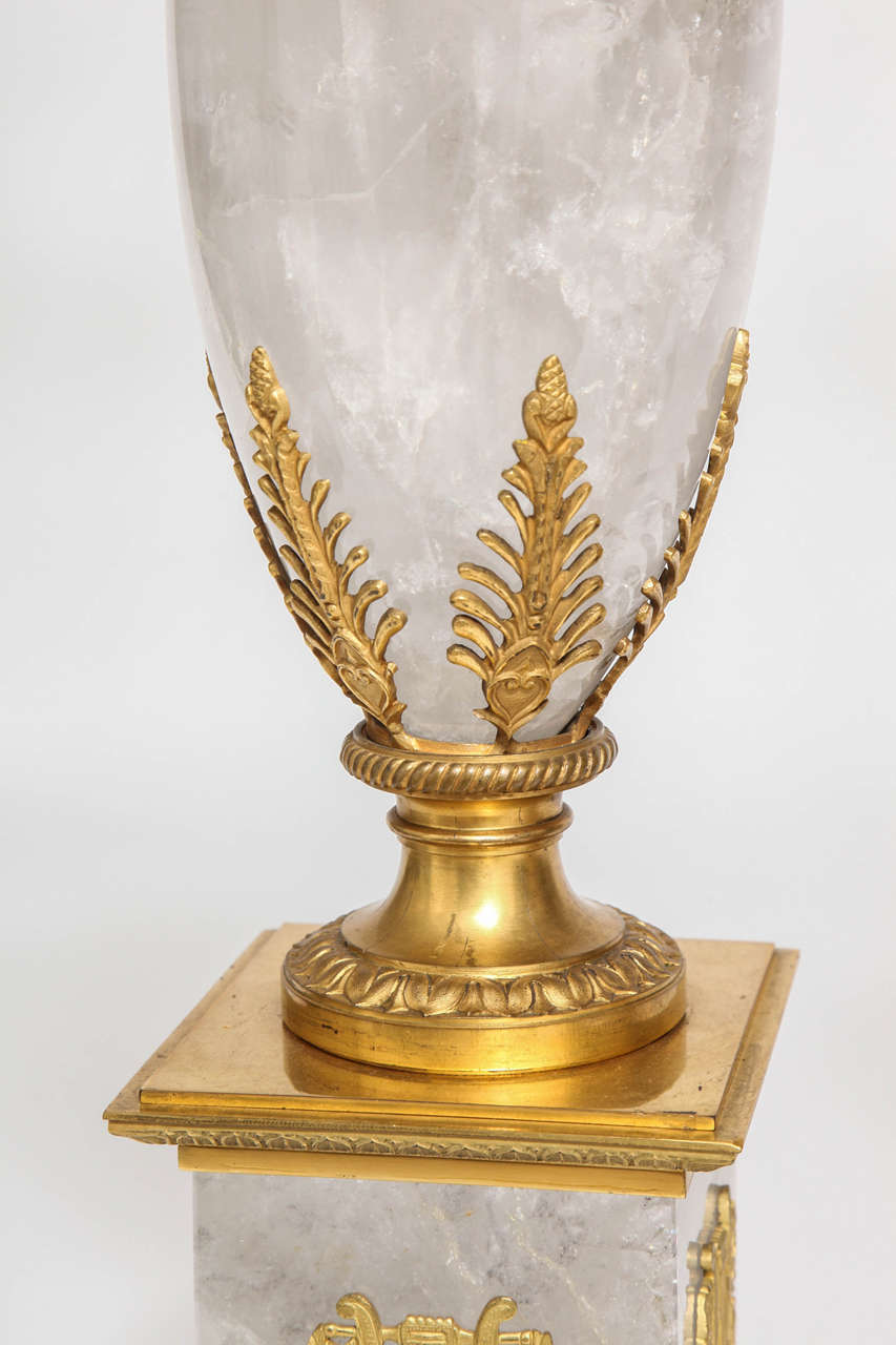 XIXe siècle Paire de lampes anciennes néoclassiques françaises en cristal de roche et ormolu en vente