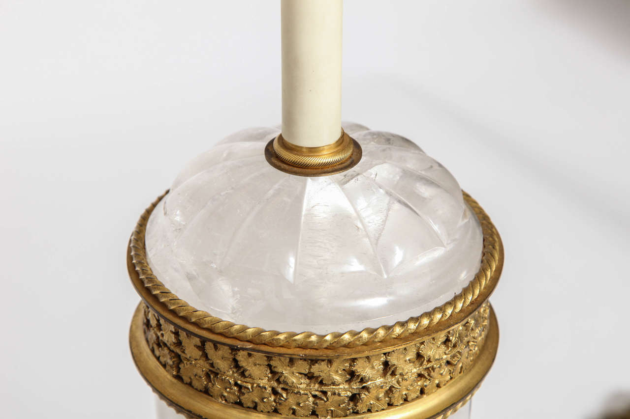 Paire de lampes anciennes néoclassiques françaises en cristal de roche et ormolu en vente 1