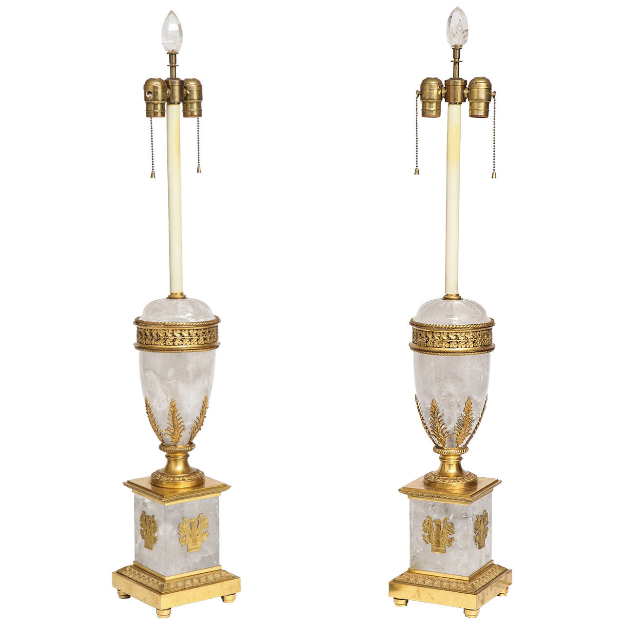 Paire de lampes anciennes néoclassiques françaises en cristal de roche et ormolu