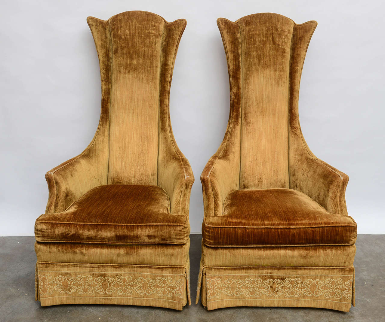 Mid-Century Modern Pair of Mid Century Modern Wingback Chairs For Sale