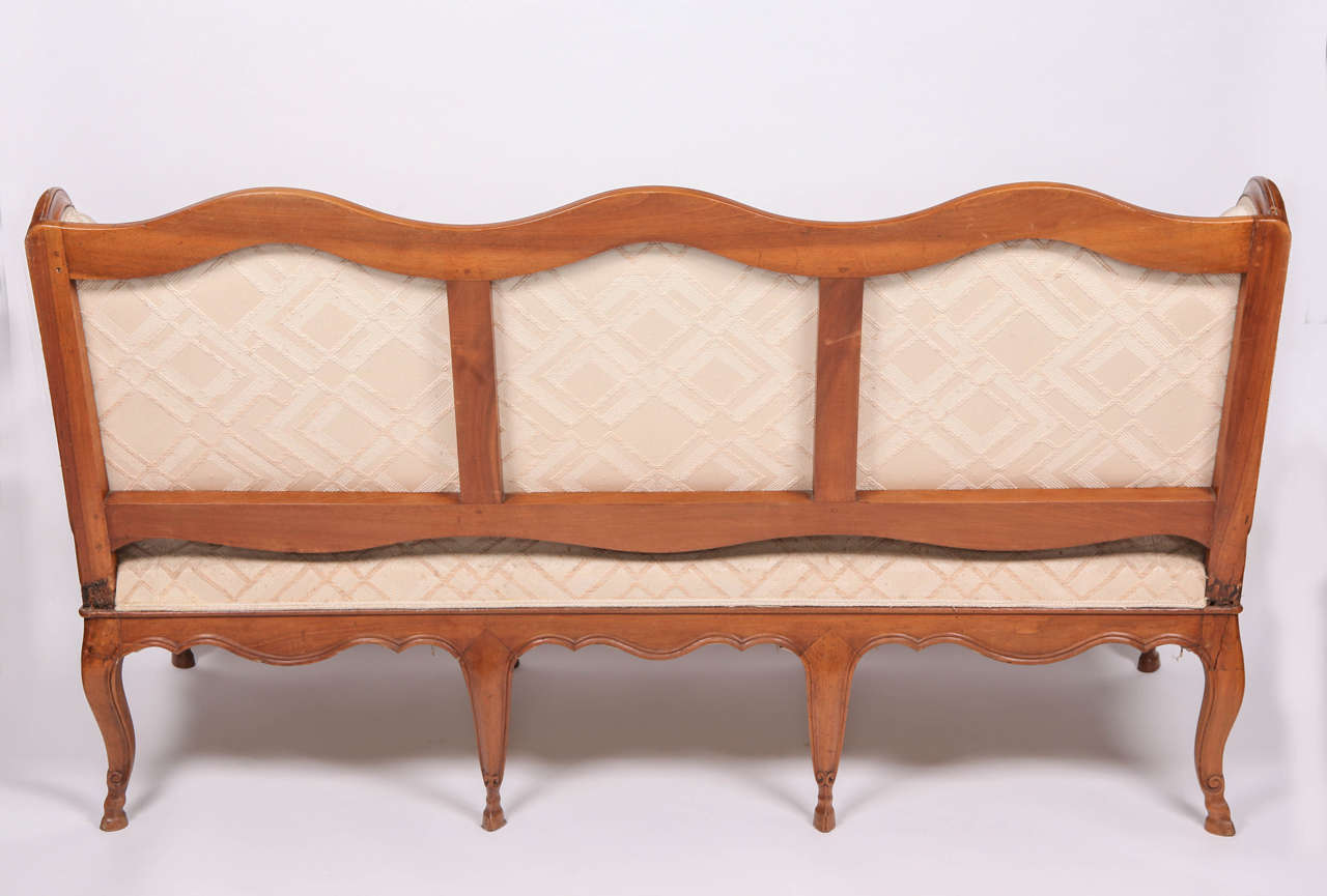 Fine French 18th Century Walnut Canape In Good Condition For Sale In Rome, IT