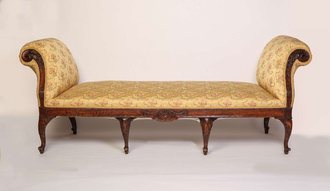 A fine Nord Italian 18'century walnut Settee with scrolled arm-support on 8 cabriole legs , covered with silk fabric of Rubelli.
cm 220x115x70