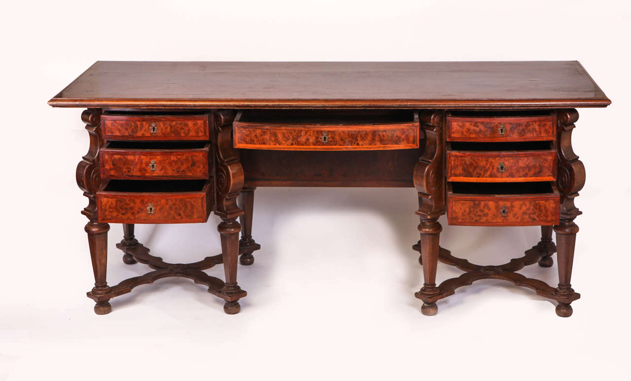 An early 20th century Italian writing table, with rectangular top.
Measures: 164 x 79 x 50 cm.