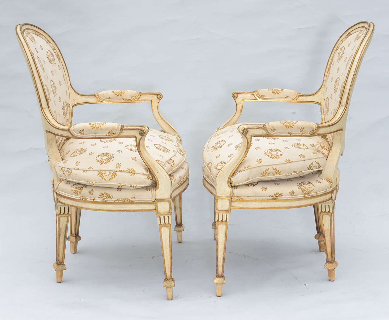 Pair of Painted and Parcel Gilt Italian Armchairs In Excellent Condition For Sale In West Palm Beach, FL