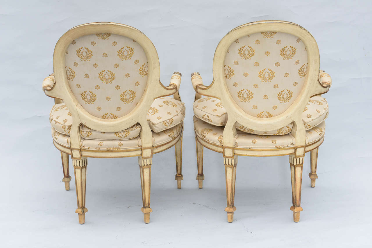 Mid-20th Century Pair of Painted and Parcel Gilt Italian Armchairs For Sale