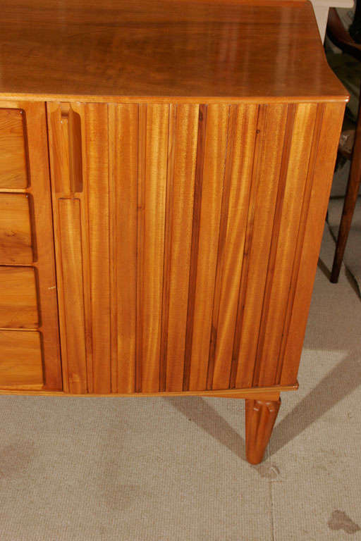 Gordon Russell walnut sideboard with mahogany interior , England circa 1940 In Excellent Condition For Sale In Macclesfield, Cheshire