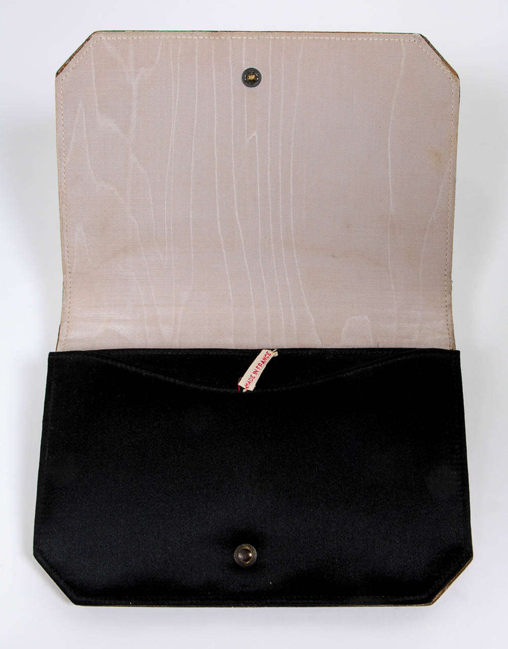 French Art Deco Dynamic Lacquered Aluminum Black Silk Satin Clutch/Purse c. 1930 In Excellent Condition For Sale In New York, NY