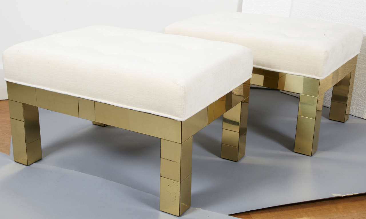 Beautiful pair of gilt brass rectangular stools, with stuffed cream white velvet covering. Cityscape collection.
Geometrical plated gilt brass on wood structure.