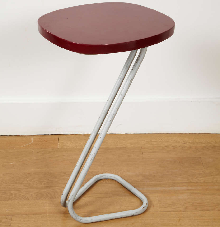Rare red lacquered wood sellette or side table on a grey patinated tubular metal Z base, by André BLOC,1951.
Stamped underneath.
André Bloc (1896-1966) French architect and designer, art magazines editor, created a few furniture pieces.

There
