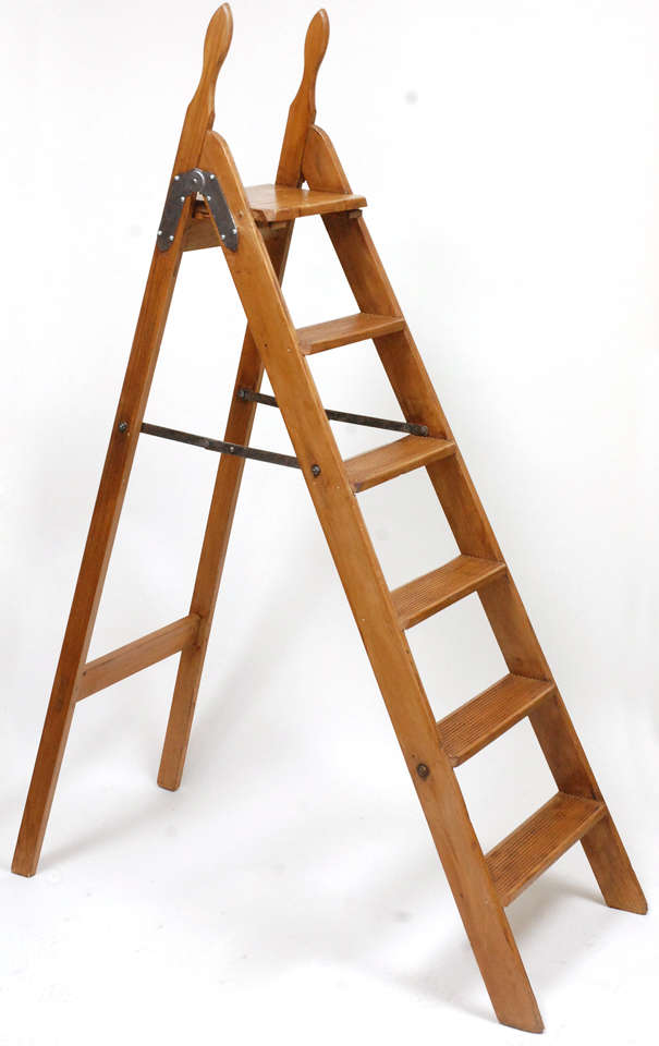 A nice English library ladder, circa 1910, having five steps, shaped handles at the top, polished metal hinges and other elements. Will look good in most settings. Jefferson West antiques offer a selection of antique furniture, mirrors, lighting,