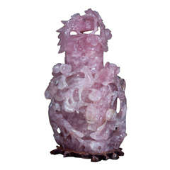 Vase couvert de quartz rose sculpté