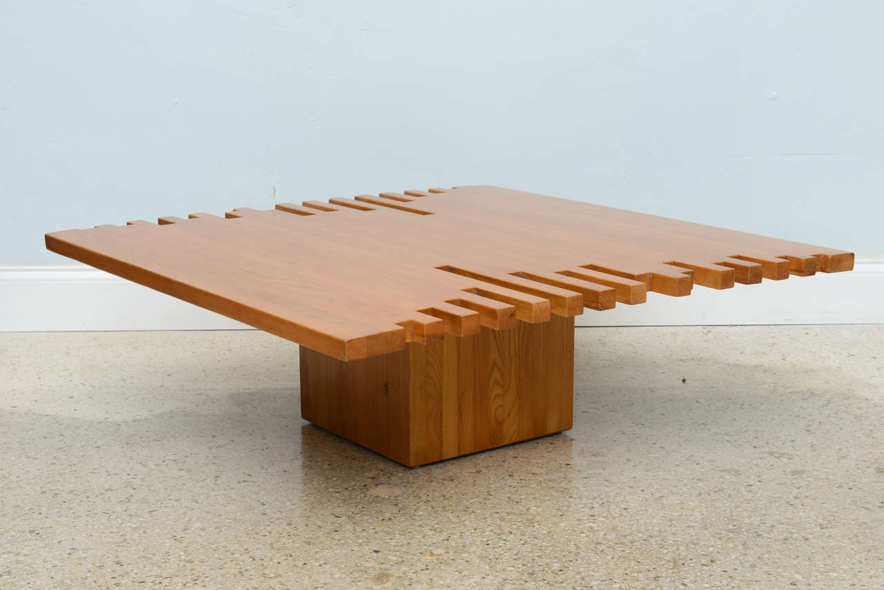 The top in planks with irregular edges on a square box plinth.